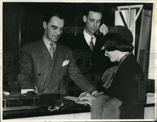 1935 Press Photo Two Gentlemen work at Biltmore hotel in Los Angeles