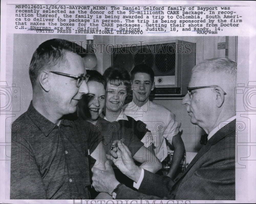 1963 Press Photo The Daniel Gelfor Family Was Selected As Donor For Care Package