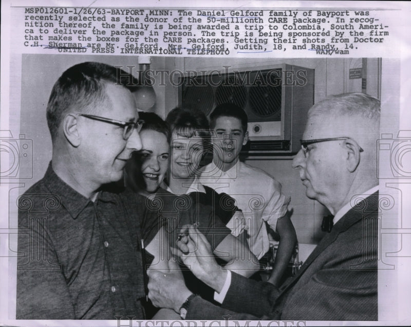 Load image into Gallery viewer, 1963 Press Photo The Daniel Gelfor Family Was Selected As Donor For Care Package
