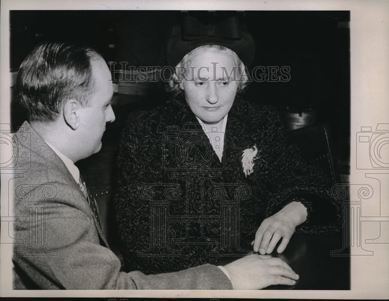 Load image into Gallery viewer, 1944 Press Photo Mrs. Eva Gritz Answers Questions On Murder
