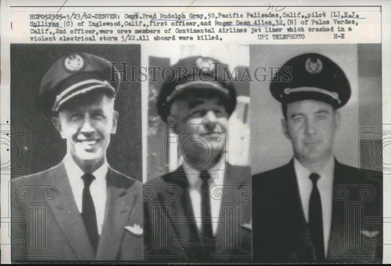 Load image into Gallery viewer, 1962 Press Photo Crew Members Of Continental Airlines Jet Liner Which Crashed
