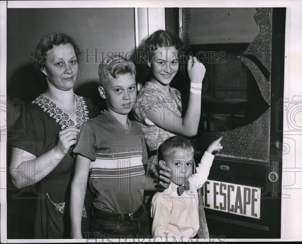 1954 Press Photo Chicago Lillian Jacobs Anna Lawrence William Colonial Fire