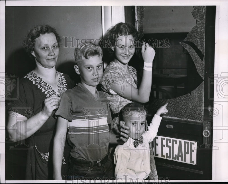 Load image into Gallery viewer, 1954 Press Photo Chicago Lillian Jacobs Anna Lawrence William Colonial Fire
