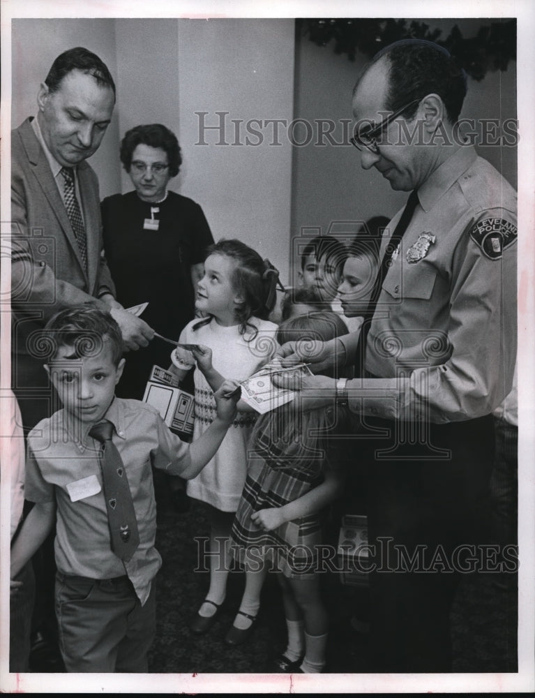 Load image into Gallery viewer, 1970 Press Photo Frank J Schaefer President of FOP and Patrolman - ned17765

