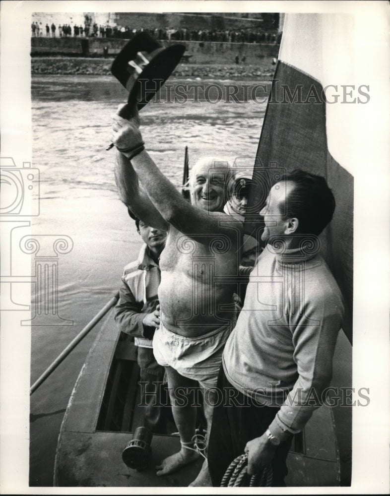 Load image into Gallery viewer, 1969 Press Photo Belgian cameraman Rick Sonay makes a dive in Rome
