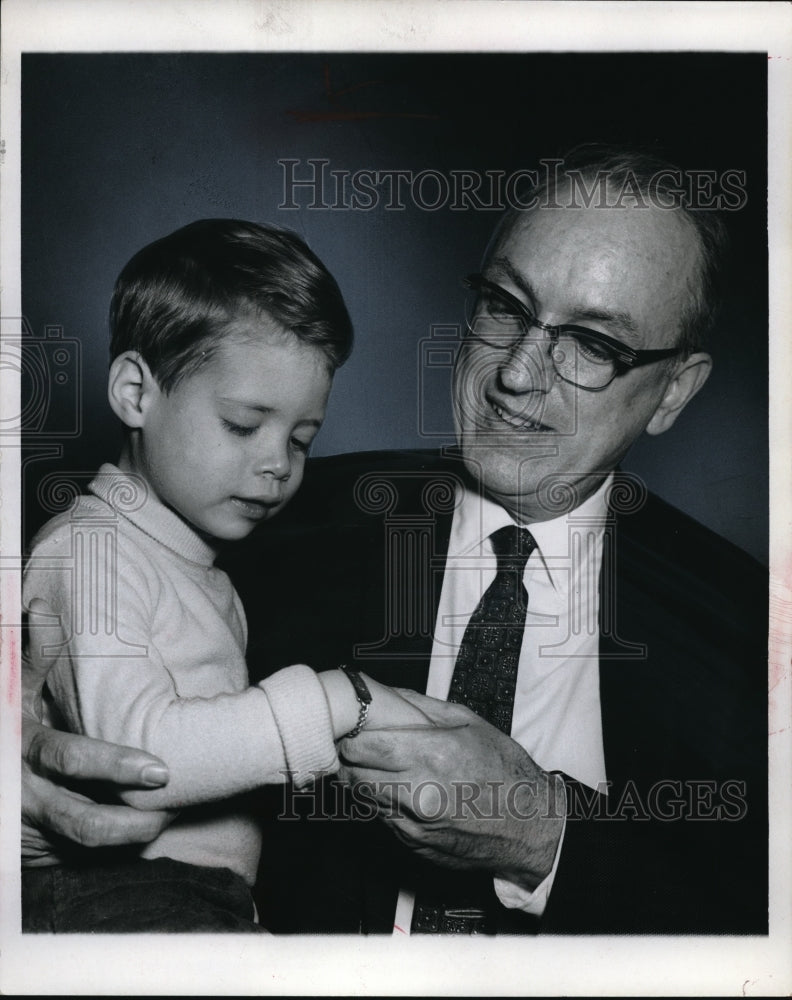 Press Photo Tyler Pauslman & Dr Richard Schrenk