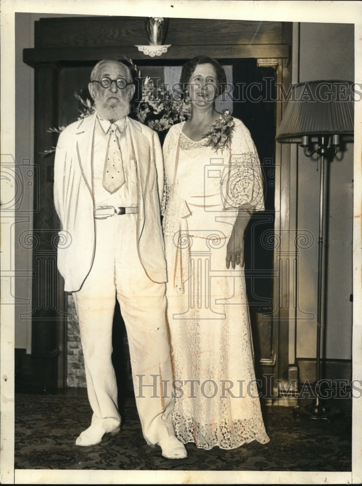 Load image into Gallery viewer, 1935 Press Photo David L Selke age 90 &amp; bride Sally Mason age 59
