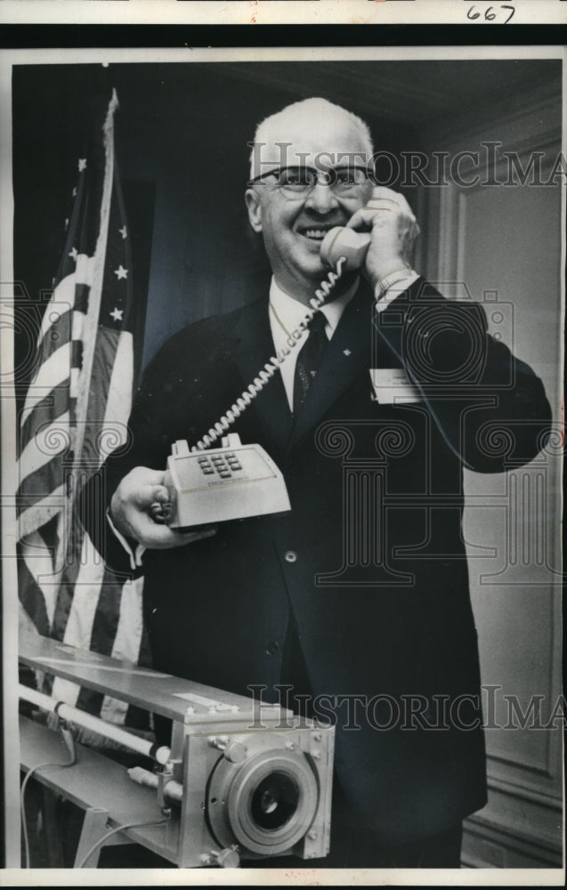 Load image into Gallery viewer, 1962 Press Photo Cleveland Ohio Walter Sparling pres of Ohio Bell Telephone

