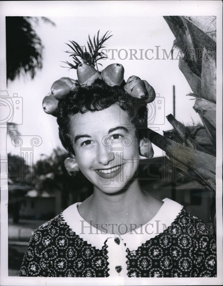 1955 Press Photo Naples, Fla Nancy Via of Ohio at Beach Club hotel
