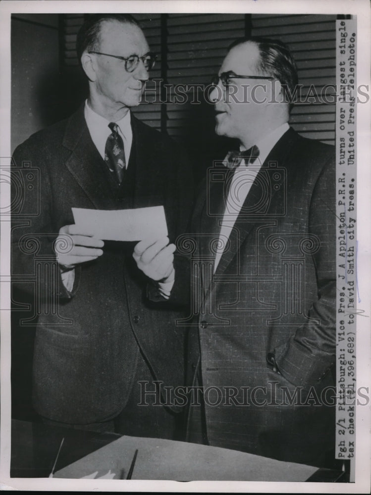 1954 Press Photo Pittsburgh Pa PRR VP JA Appleton & tax check to D Smith