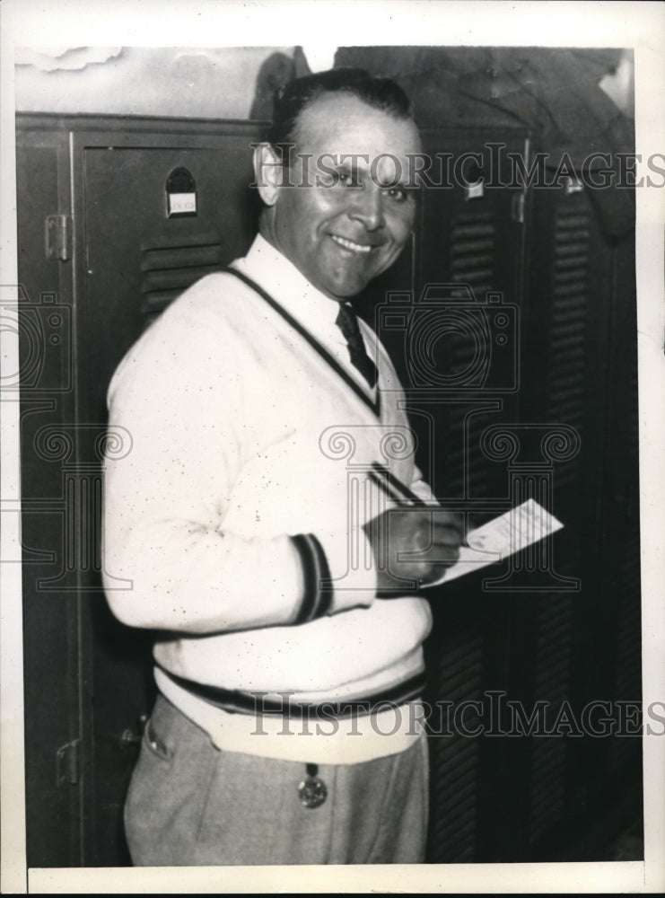 1934 Press Photo Abe Espinoza glances at his card in early round of the Miami