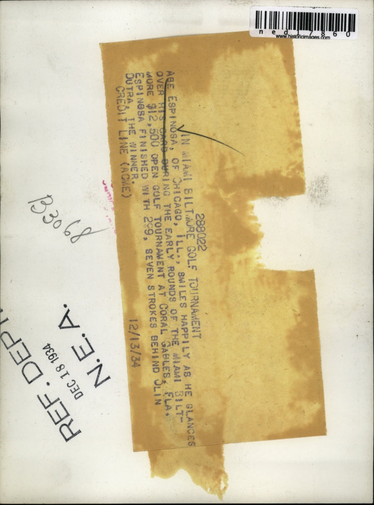 1934 Press Photo Abe Espinoza glances at his card in early round of the Miami