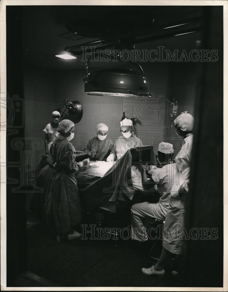 1960 Press Photo Virginia watches as doctors operate