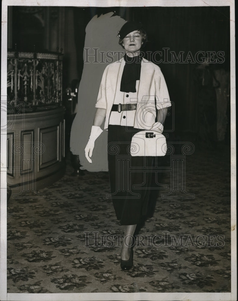 1934 Press Photo Miss Virginia Douglas at Fashion show in NYC