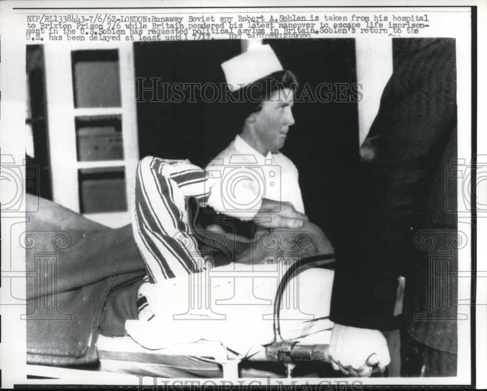 1962 Press Photo London Runaway Soviet spy Robert Soblen is taken from