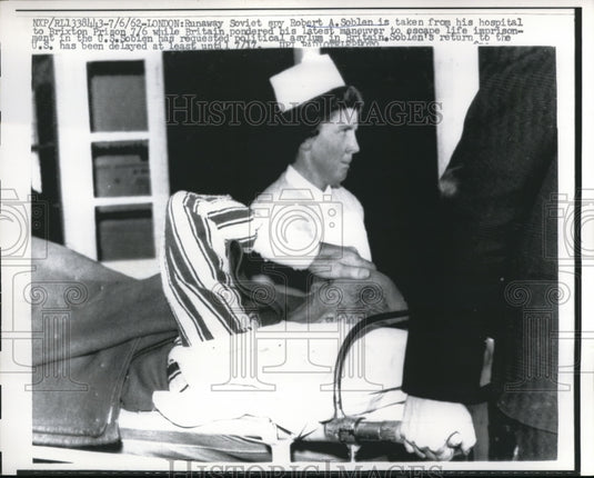 1962 Press Photo London Runaway Soviet spy Robert Soblen is taken from