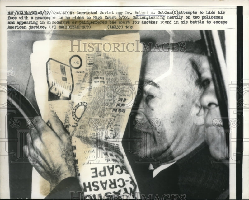 Load image into Gallery viewer, 1962 Press Photo London convicted spy Dr Robert Soblen rides to High Court
