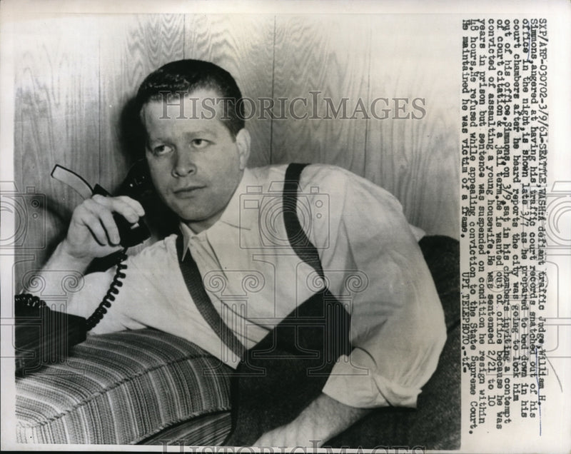 Load image into Gallery viewer, 1961 Press Photo Seattle Traffic Judge William H Simmons beds down in court room
