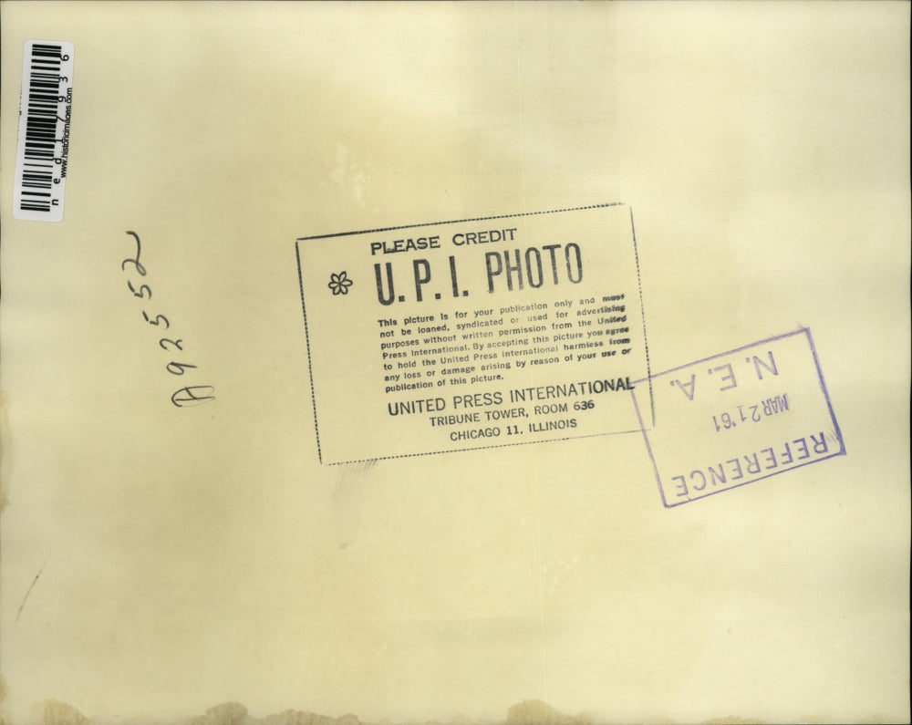 1961 Press Photo Seattle Traffic Judge William H Simmons beds down in court room