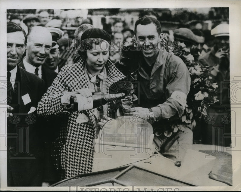 Load image into Gallery viewer, 1934 Press Photo Mr. and Mrs. C.J.P. Dodson drink champagne after he won a race
