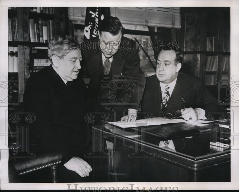 Load image into Gallery viewer, 1946 Press Photo James E. Dewey, Walter Reuther, And R.J. Thomas Special Meeting
