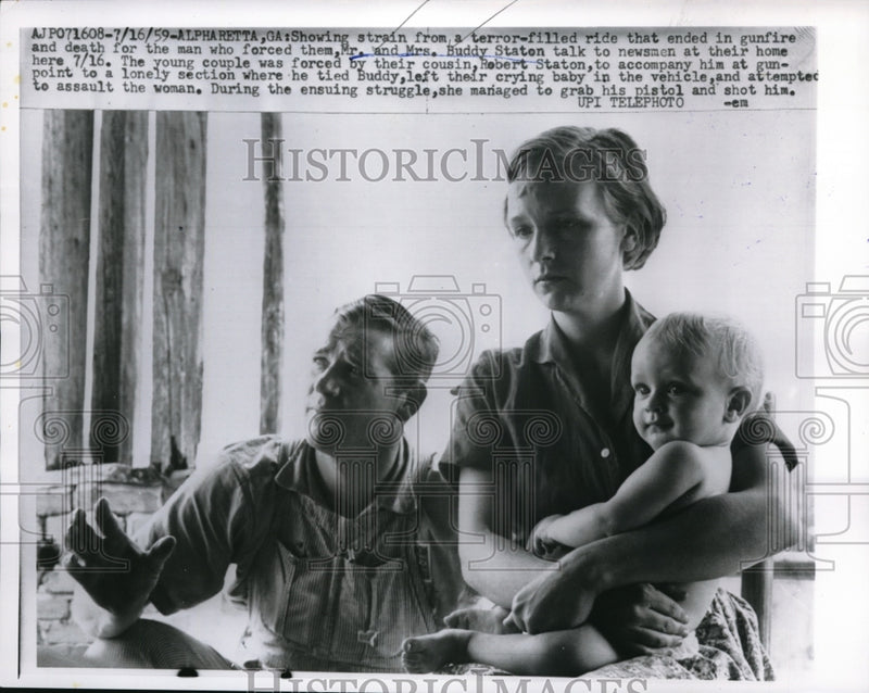 Load image into Gallery viewer, 1959 Press Photo Mr. And Mrs. Buddy Staton Held At Gunpoint By Cousin
