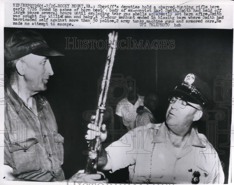 Load image into Gallery viewer, 1959 Press Photo Earl Smith Ended Manhunt In Blazing Barn And Shootout
