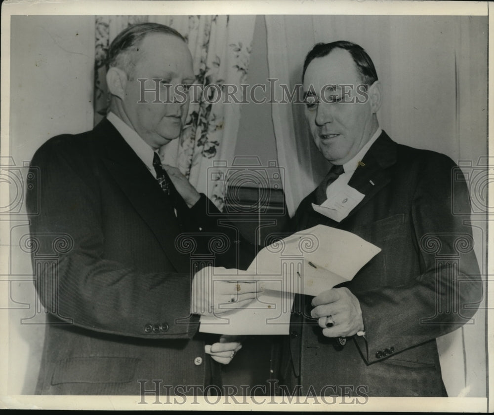 1946 Press Photo Carl Phinney explains resolution to Miller Ainsworth