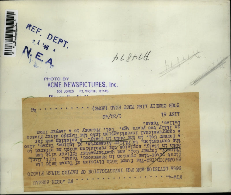Load image into Gallery viewer, 1946 Press Photo Carl Phinney explains resolution to Miller Ainsworth
