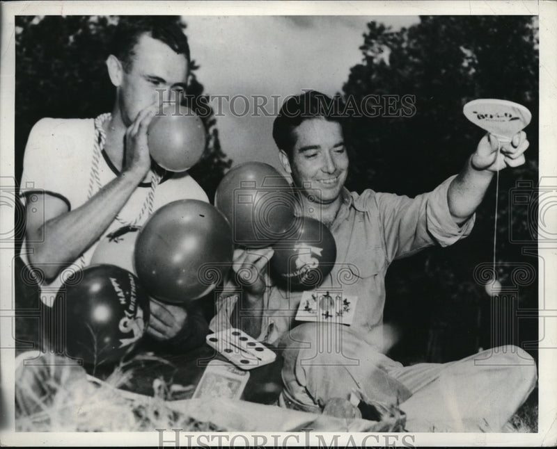 Load image into Gallery viewer, 1941 Press Photo Private J. R. Payne &amp; Corporal Gordan Martin play with balloons
