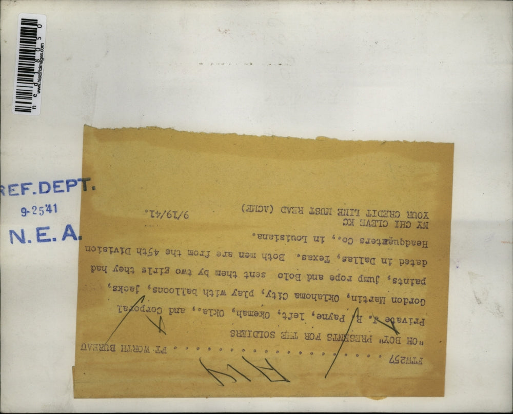 1941 Press Photo Private J. R. Payne & Corporal Gordan Martin play with balloons