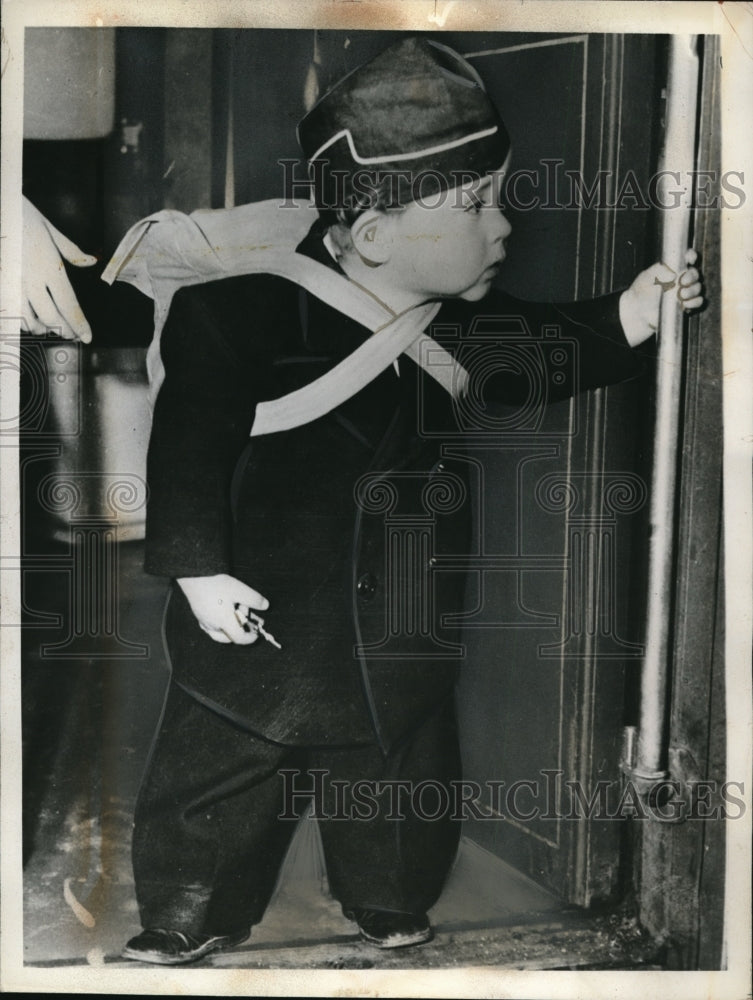 Load image into Gallery viewer, 1942 Press Photo Laurie Godfrey, 3-year old Australian with a toy pistol in hand
