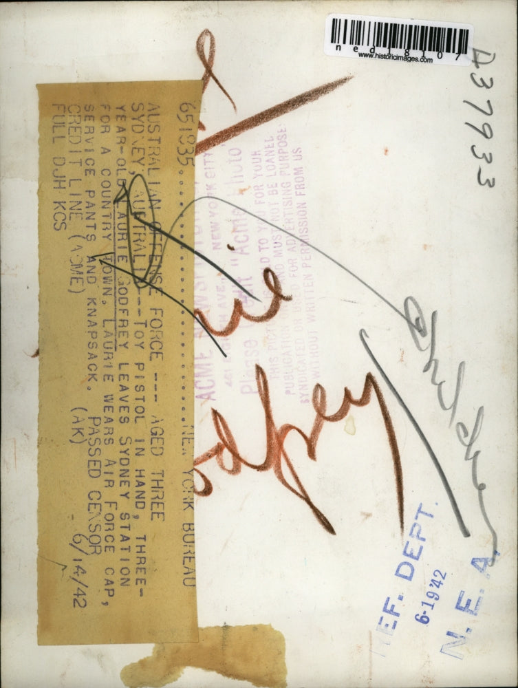 1942 Press Photo Laurie Godfrey, 3-year old Australian with a toy pistol in hand