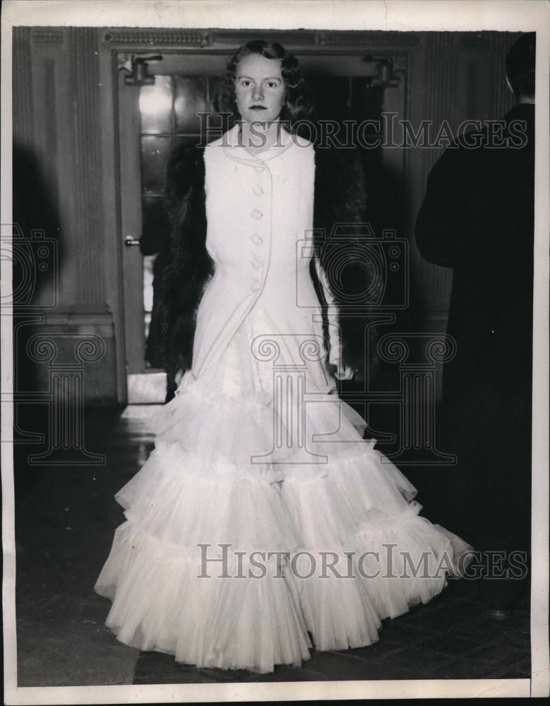Load image into Gallery viewer, 1938 Press Photo Baltimore MD Emily Griffin at Cotillion ball
