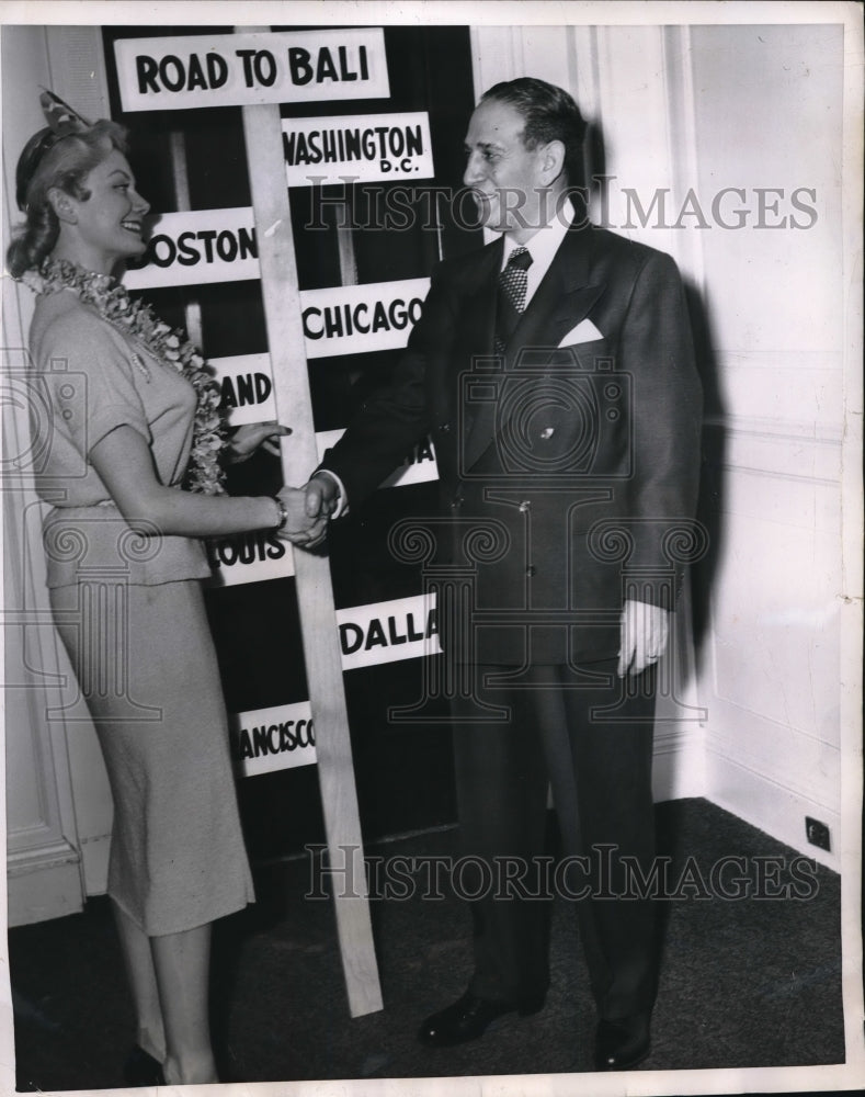 Load image into Gallery viewer, 1952 Press Photo Lisa Loughlin named American Beauty &amp; mayor Impelleteri of NYC

