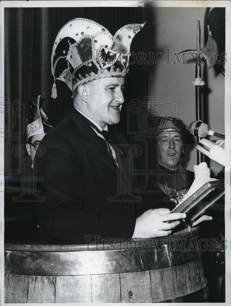 1962 Press Photo Rochus Spiecker delivers humorous sermon in Aachen, Germany- Historic Images