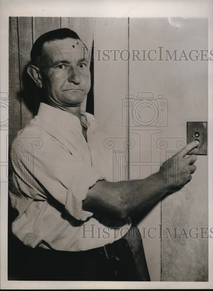 1939 Press Photo John Van Steen, 54 year old, showing how handy he is with