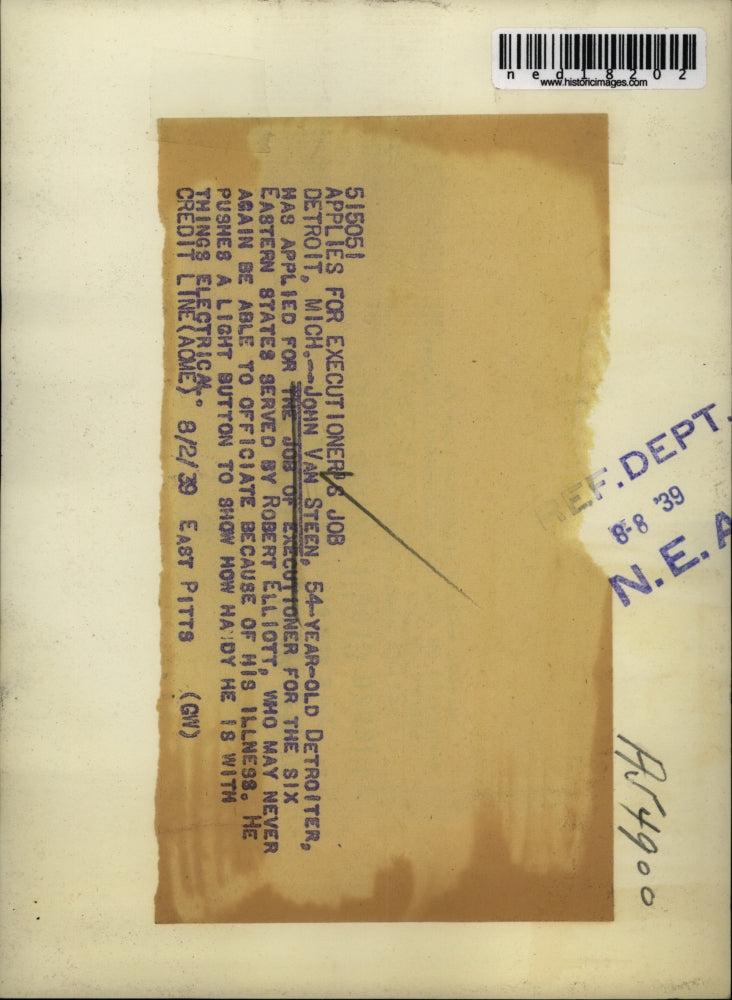 1939 Press Photo John Van Steen, 54 year old, showing how handy he is with