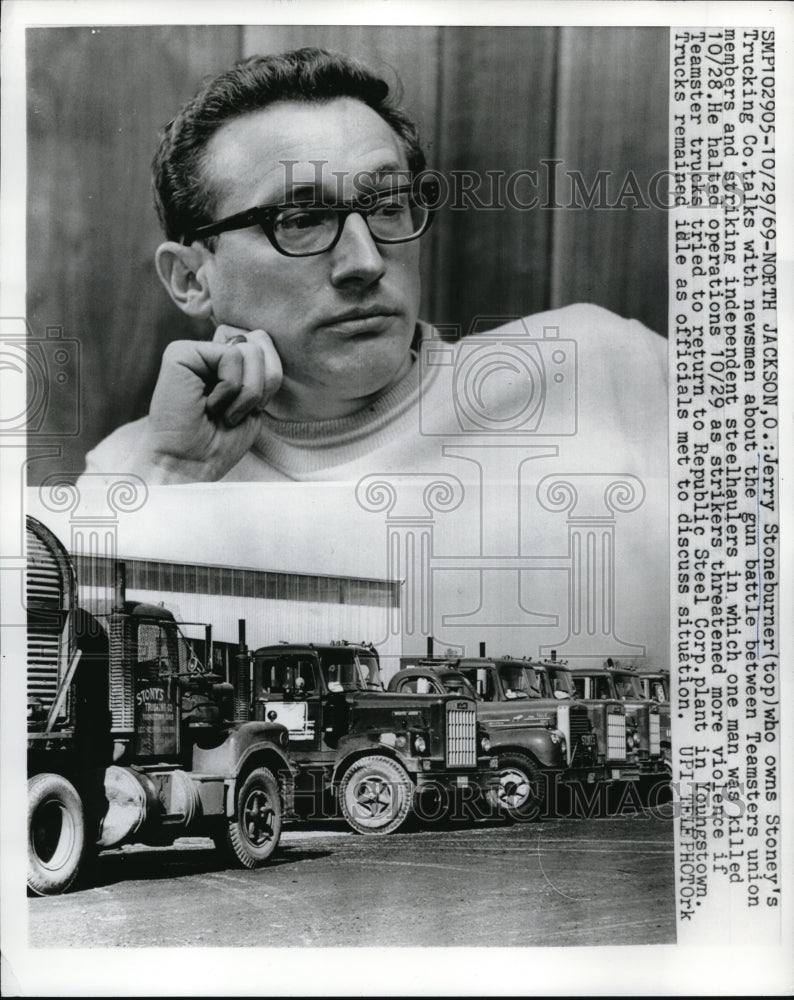 1969 Press Photo Jerry Stoneburner who owns Stoney's Trucking Co. talks with