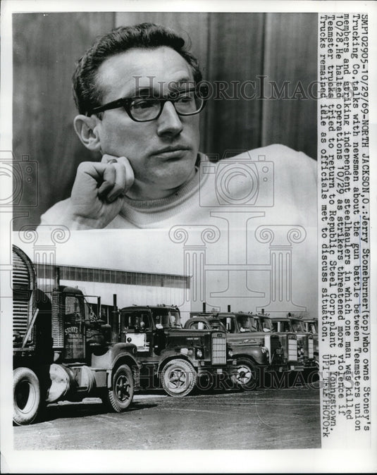 1969 Press Photo Jerry Stoneburner who owns Stoney's Trucking Co. talks with