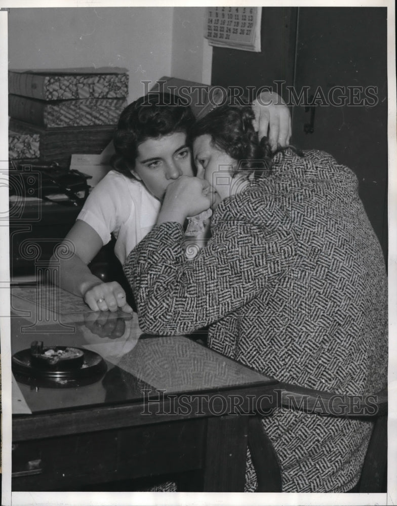 Load image into Gallery viewer, 1939 Press Photo Cloisea Stevens, deputy sheriff, learns of child hostage deal

