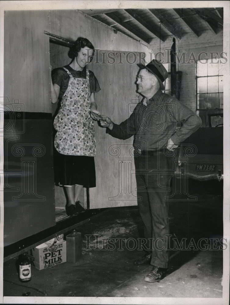 Load image into Gallery viewer, 1938 Press Photo Merle Gerard &amp; Mrs Jenny Tannerhill &amp; a trailer home
