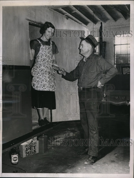 1938 Press Photo Merle Gerard & Mrs Jenny Tannerhill & a trailer home
