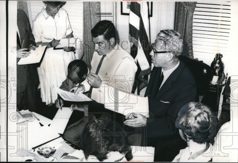 Load image into Gallery viewer, 1961 Press Photo Arthur Goldberg, Pierre Salinger, and newsmen at White House
