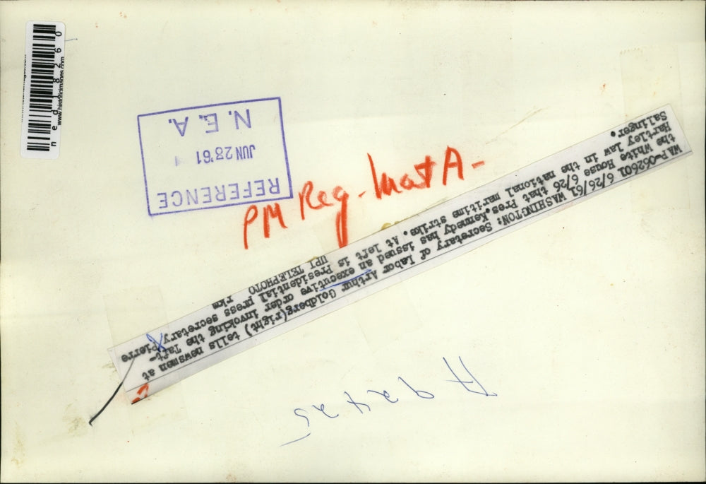 1961 Press Photo Arthur Goldberg, Pierre Salinger, and newsmen at White House