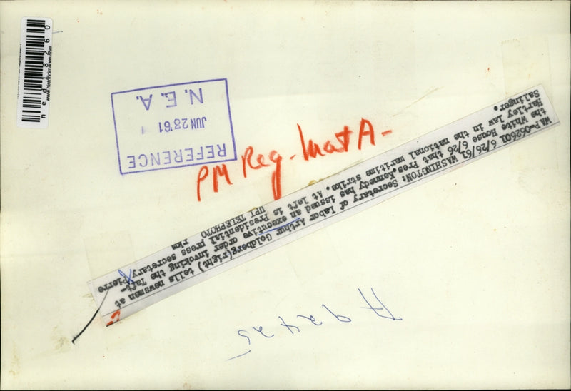 Load image into Gallery viewer, 1961 Press Photo Arthur Goldberg, Pierre Salinger, and newsmen at White House
