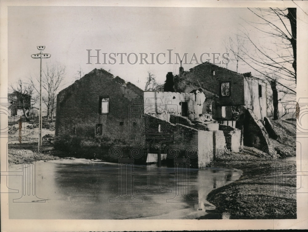 1940 Press Photo A shell bombed house in France raised by artillery