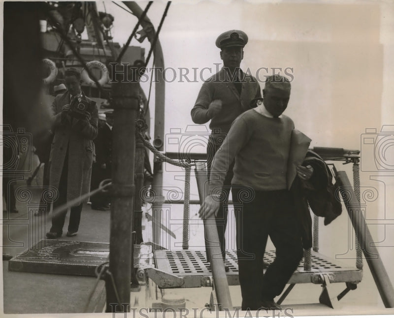 Load image into Gallery viewer, 1935 Press Photo Mason skipper Lt Cmdr Herbert Wiley &amp; Lt Cmdr J Kenworthy
