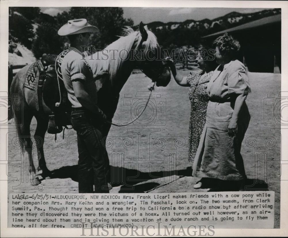 1951 Press Photo Albuquergue NMex Mrs F Licari, M Keith & cowboy T Paschal
