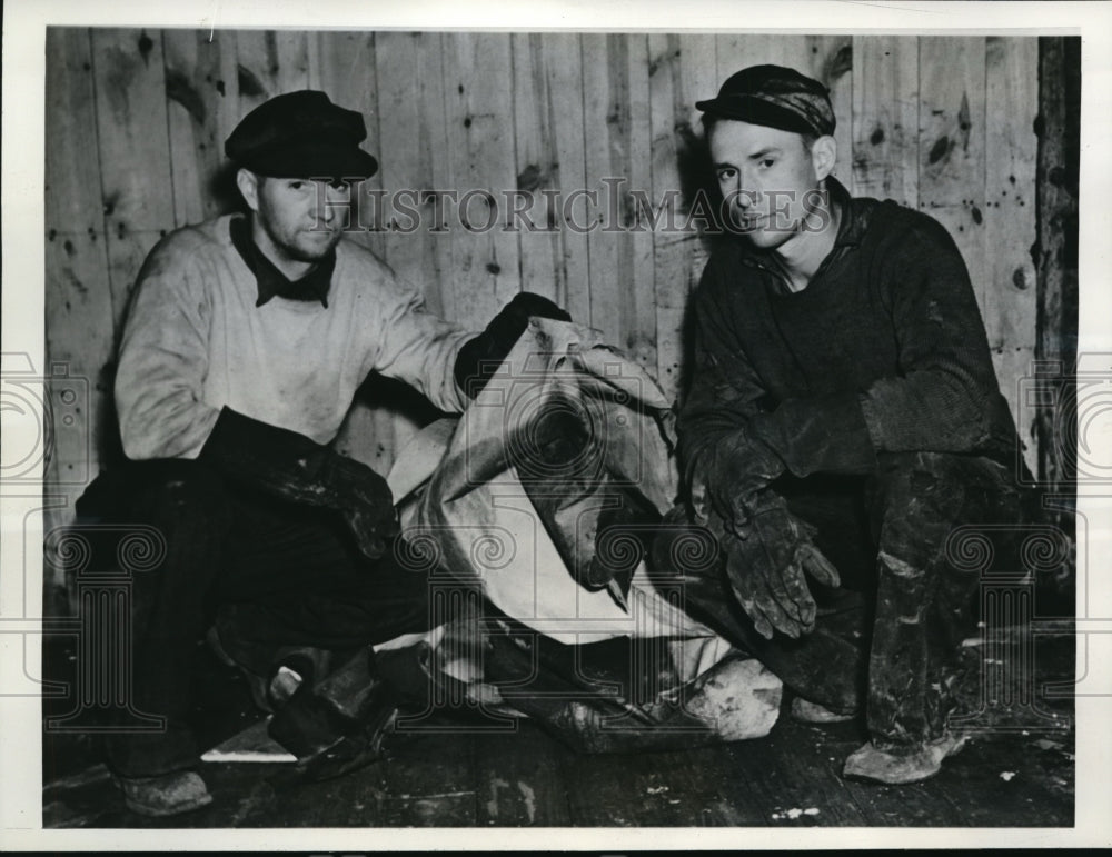 1940 Press Photo Pittsburgh Pa Leroy Rust, John Salak find murder victim on RR